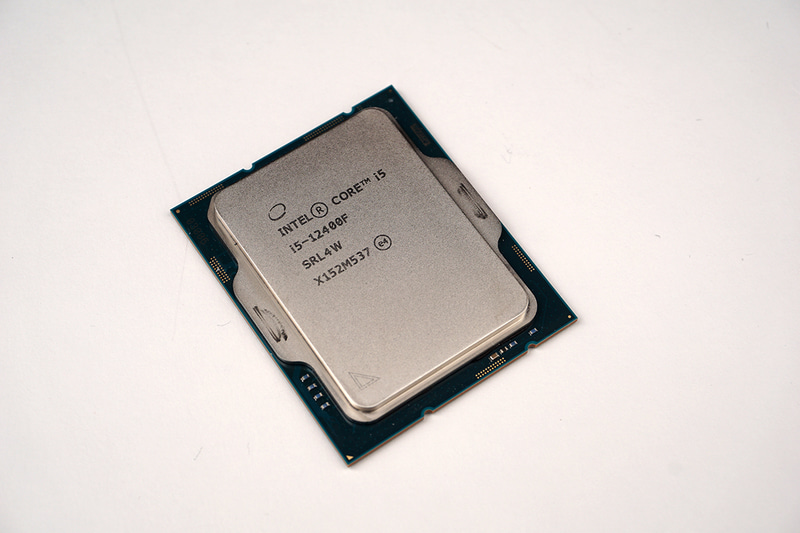 Core i5-12400F。6コア12スレッドで実売価格は2万7,000円前後。手頃な6コアCPUとして人気だ