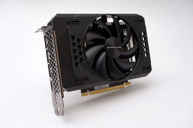 GainwardのGeForce RTX 3050 Pegasus。ショート基板を採用し、カード長17cmと小型PCにも組み込みやすい。実売価格は4万3,000円前後