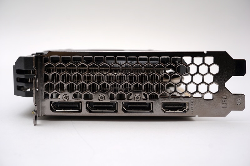 映像出力は映像出力はDisplayPort 1.4×3、HDMI 2.1×1で補助電源は8ピン×1