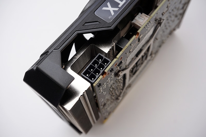 映像出力は映像出力はDisplayPort 1.4×3、HDMI 2.1×1で補助電源は8ピン×1