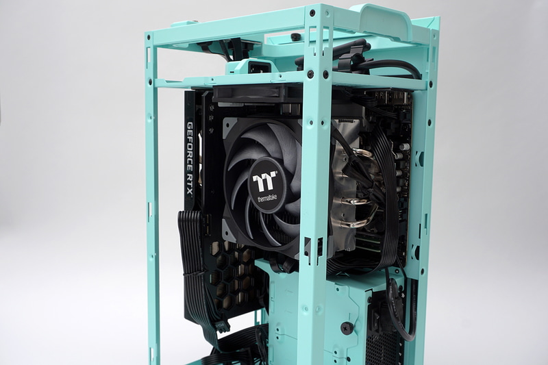 実際に組み込んだところ。それほど大型のクーラーではないが、Mini-ITXケースだとけっこう内部スペースに余裕がなくなる