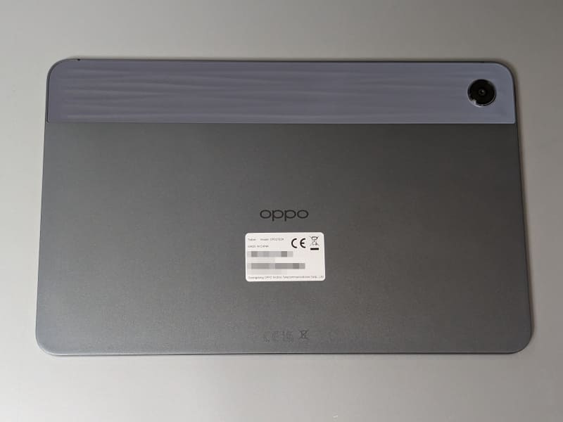 背面はアルミ製で、独特の波打ったデザインを採用。こちらも横向き前提のデザインだ