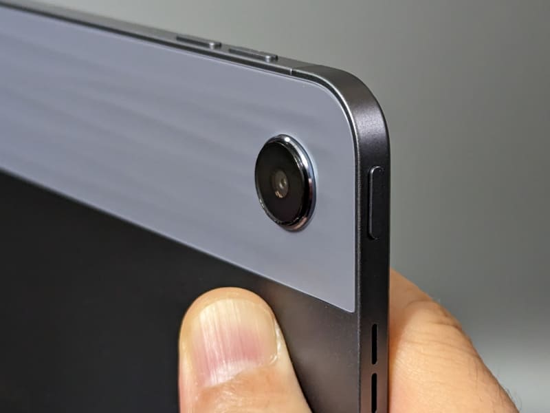 背面カメラは若干の突起がある。隣の電源ボタン、上の音量ボタンの配置および形状はiPadとそっくりだ