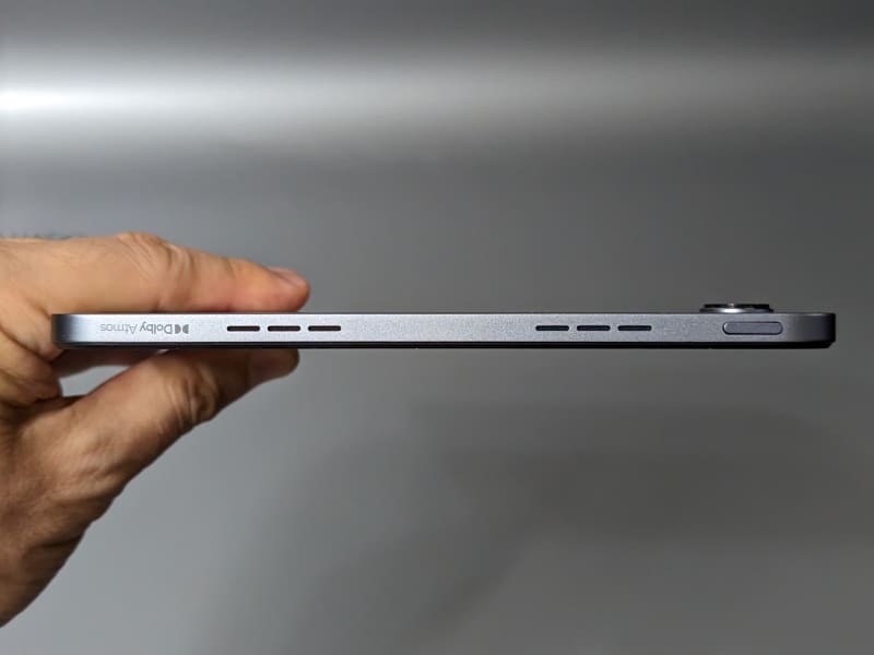 左側面。電源ボタンとスピーカーを搭載する