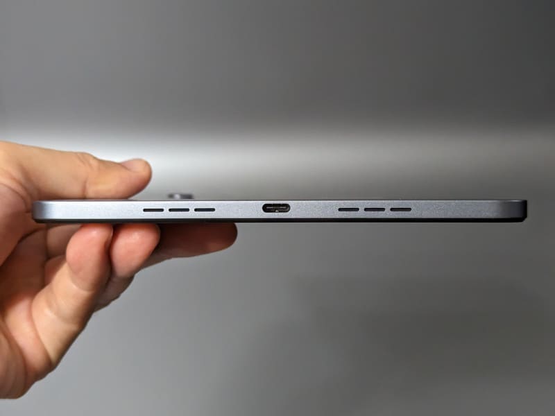 右側面。USB Type-Cポートとスピーカーを搭載する