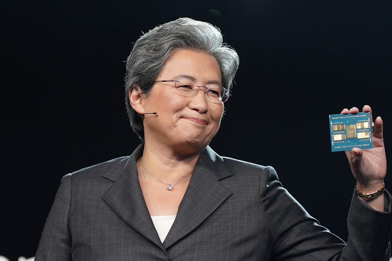 記者会見で第4世代EPYCを披露するAMD会長兼CEOのリサ・スー氏