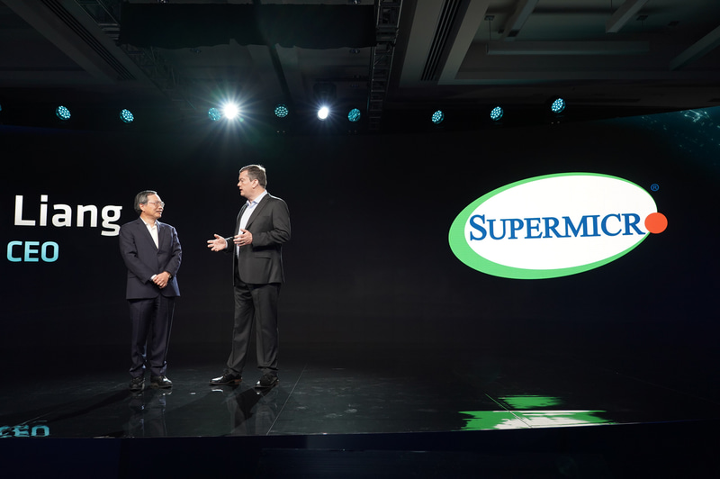 Supermicro会長兼CEO チャールズ・リャン氏(左)