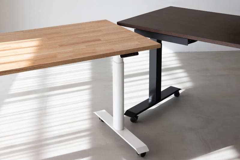 PREDUCTS DESK FOREST(左)と同GROVE(右)。いずれも昇降モデル