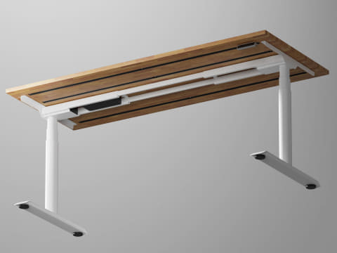 幅180cmの電動式昇降デスク。天板下にノートPCなどを設置可能な拡張