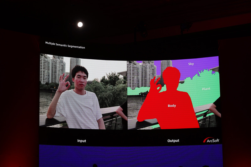 人物、空、背景……などとAIエンジンが分類を行なう