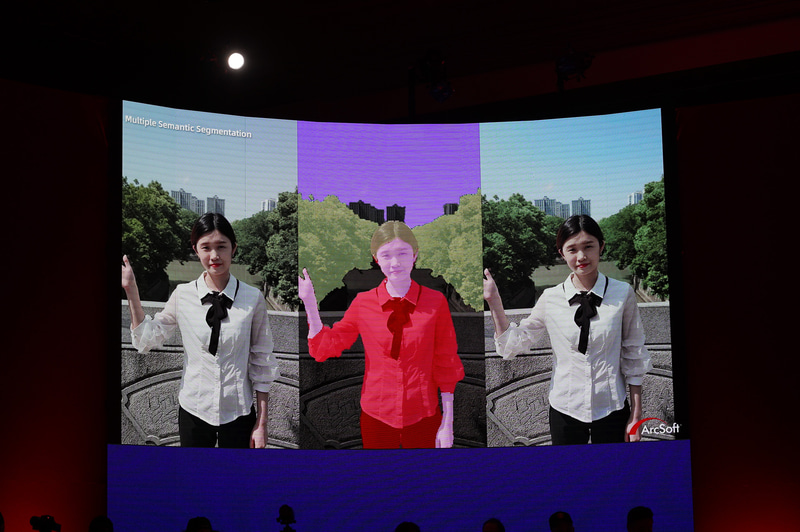 人物、空、背景……などとAIエンジンが分類を行なう