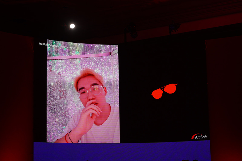 この例で眼鏡をAIが分類し、眼鏡の映り込みだけを処理する