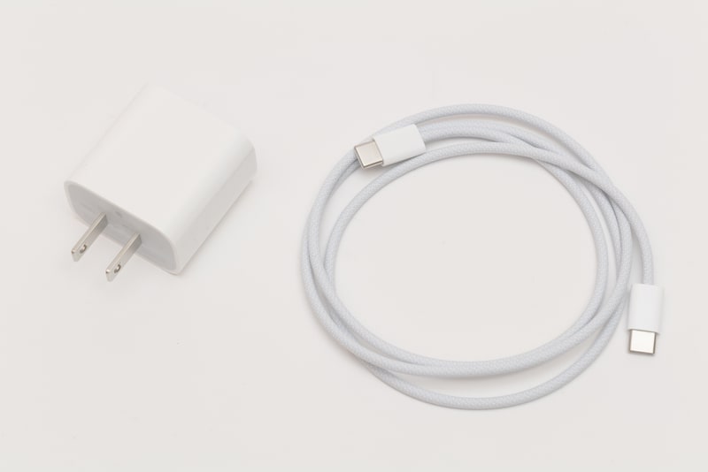 USB-C充電ケーブル(1m)の表面は繊維状の被膜。経年変化が少なそうだ