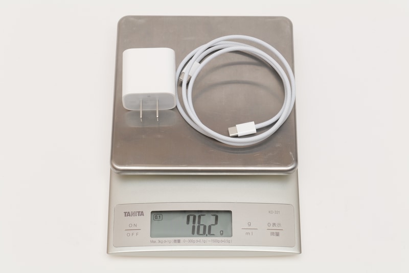 20W USB-C電源アダプタとUSB-C充電ケーブル(1m)の合計重量は実測76.2g
