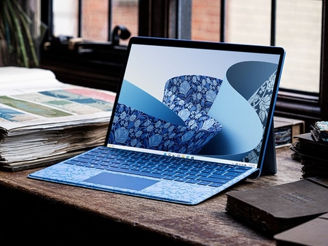 Surface」10周年記念の花柄キーボード。接続すると特別デスクトップ