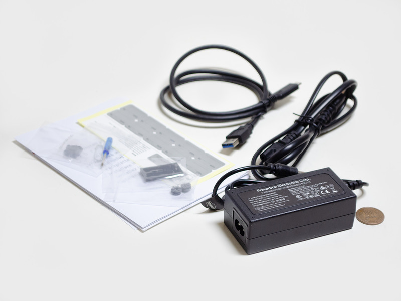 付属品。ACアダプタ(サイズ約95×43×32mm、重量177g、出力12V/3.33A)、Type-A/Type-Cケーブル、ねじ、クイックインストールガイドなど