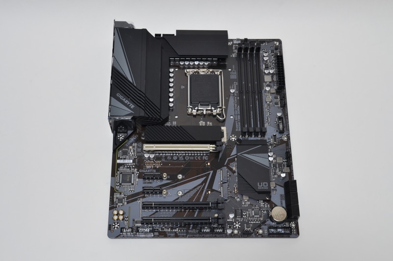 マザーボード本体。ここにも「Support 12th Gen Intel Core Processors」の文字が