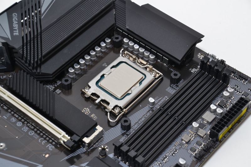 動作するかわからないがCPUを取り付けてしまう