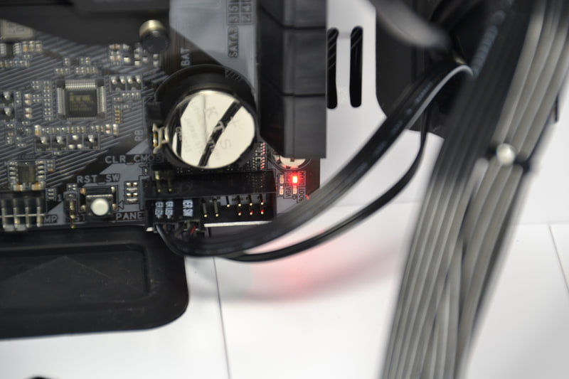 マザーボードの角にあるステータスLEDは、DRAMとCPUが交互に点灯