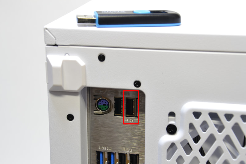 PS/2ポートの右側に、BIOSと書かれたUSBポートがある(赤枠部分)