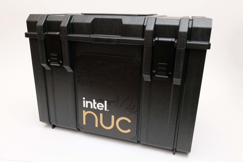 コンパクトさが売りのベアボーンキットだが、貸出機は巨大なケースに収められて到着した