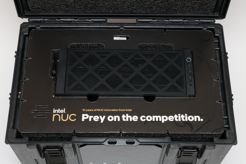 ハードケースは明らかに巨大すぎるが、既製品を利用しているのだろう