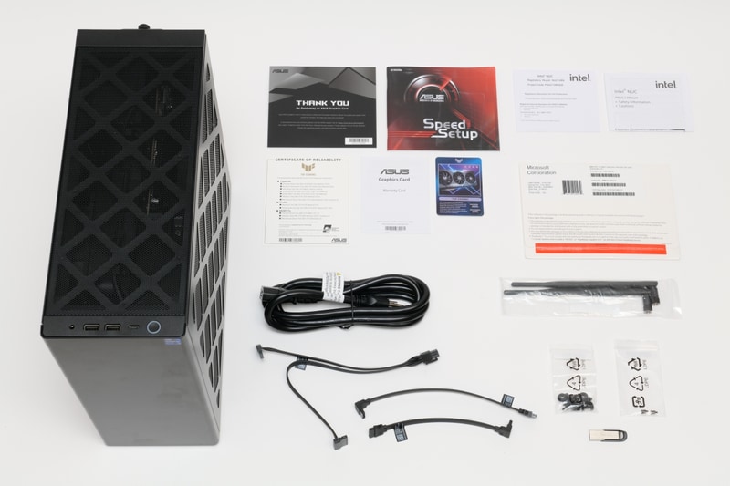 これがプレスキットの同梱物一覧。ベアボーンキット自体には電源ケーブル、ストレージ用電源ケーブル、SATAケーブル×2、各種ネジ、アンテナ×2、説明書が同梱されるのだと思われる。当然、グラフィックボード関連一式とOSは含まれない