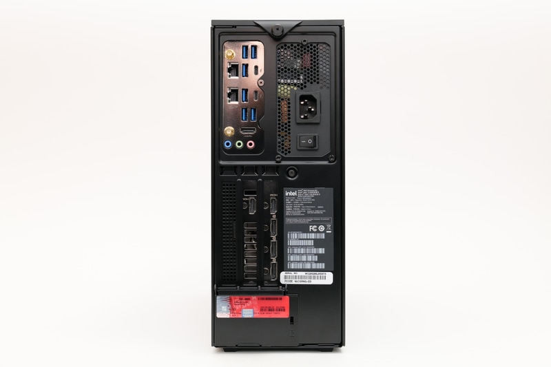 背面にはThunderbolt 4/USB4×2、USB 3.2 Gen2 Type-A×6、HDMI 2.1×1、10Gigabit Ethernet、2.5Gigabit Ethernet、マイク入力×1、ライン入力×1、スピーカー出力×1を用意