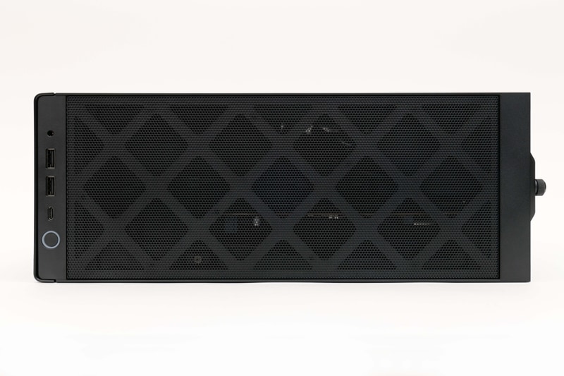 天面。3.5mmコンボジャック×1、USB 3.2 Gen1 Type-A×2、USB 3.2 Gen2 Type-C×1を配置