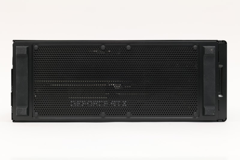 底面も全面がメッシュパネルだ