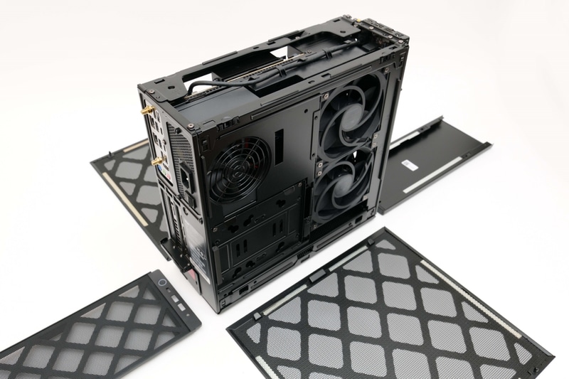 そうすると前面、右側面、左側面のパネルは上から開くように取り外せる