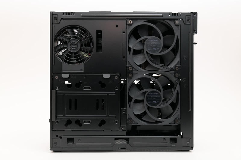 パネルをはずした左側面。ご覧いただｋればわかるとおり、右側面から給気し、左側面から排気するというエアフロー設計だ