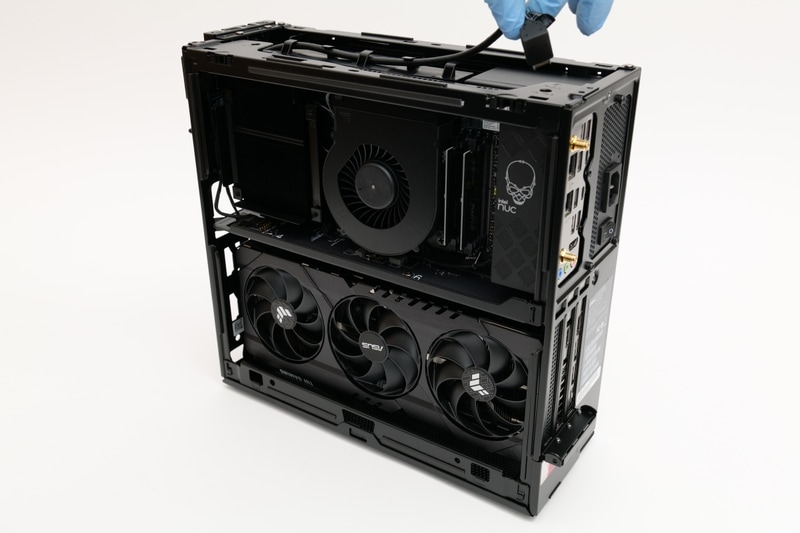 主要パーツを搭載した「NUC 13 Extreme Compute Element」に接続されている電源ケーブルを抜く