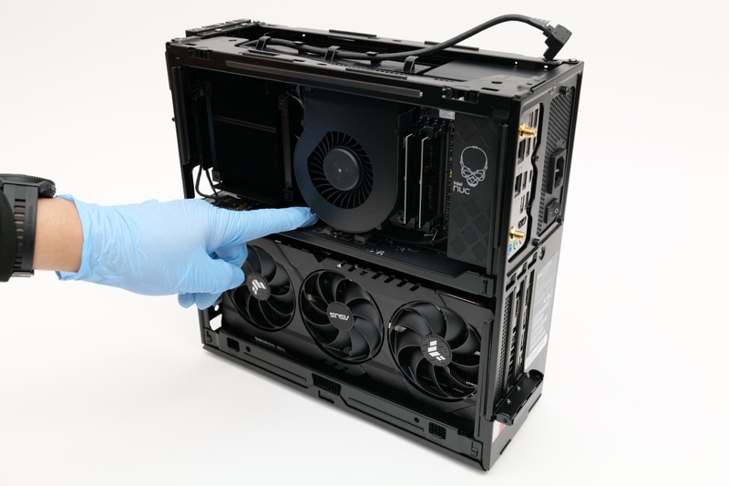 「NUC 13 Extreme Compute Element」下にあるレバーを下に押し、ソケットから浮かせる