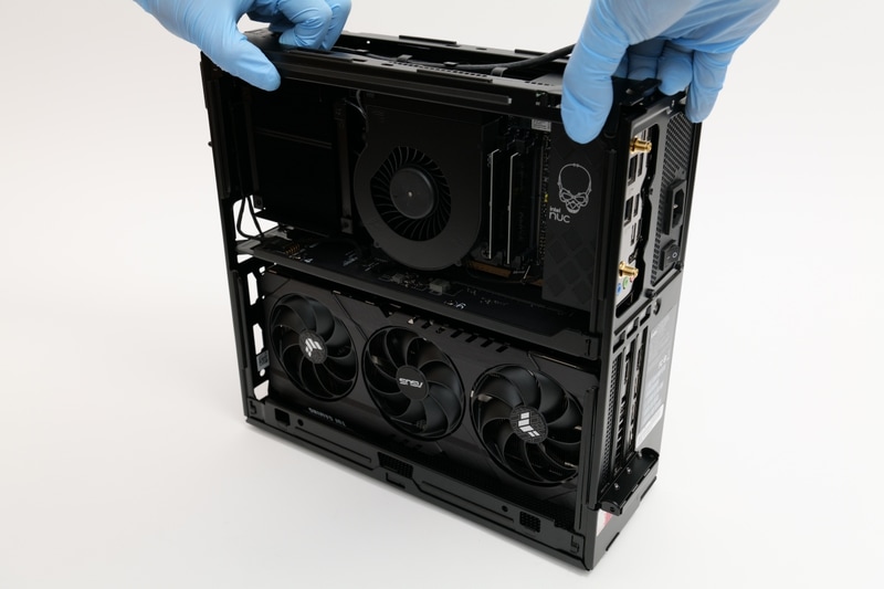 「NUC 13 Extreme Compute Element」をつかみ少し持ち上げる