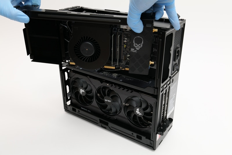 「NUC 13 Extreme Compute Element」の左側を少し手前に出してから、左斜め後方に向かって抜き取る