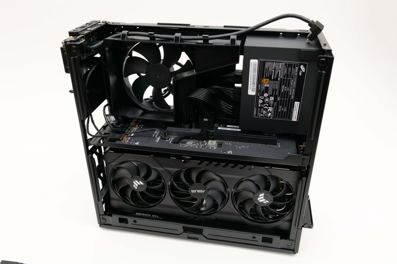 ソケットの手前にあるのが、「NUC 13 Extreme Compute Element」を浮かせるのに使ったレバーだ