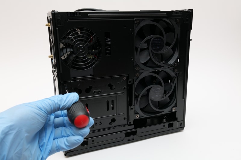 電源ユニット下のネジをふたつはずすとパネルを開けられる