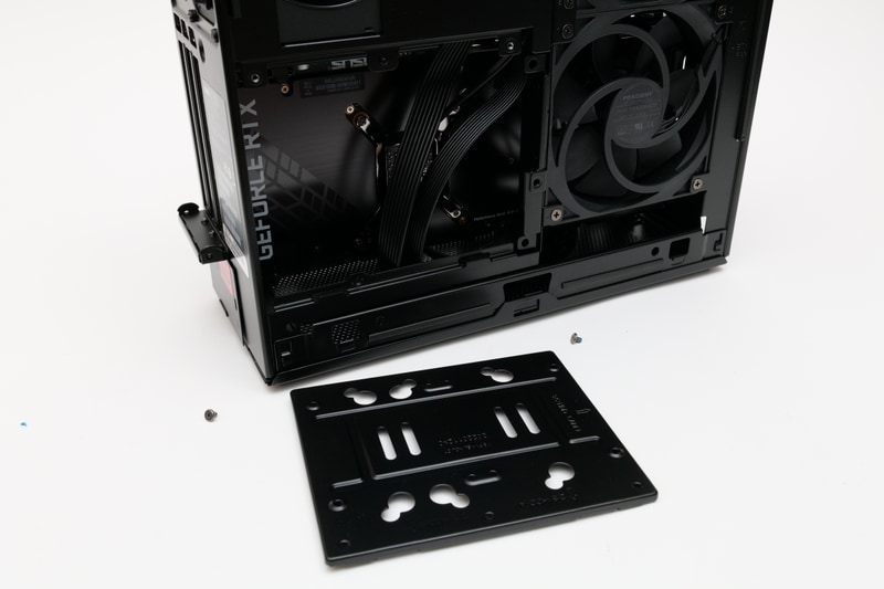 パネルには2.5インチストレージを2基、もしくは3.5インチストレージを1基装着可能だ