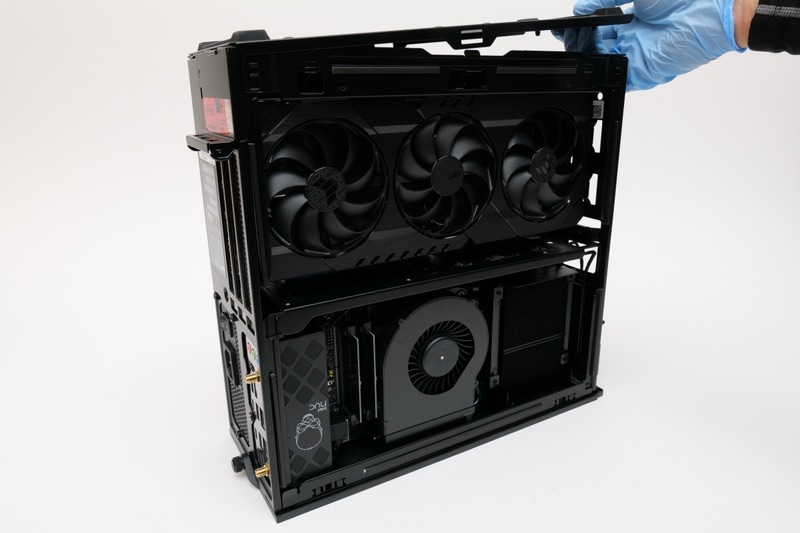 ここからはグラフィックボードを覗いてみるが、「NUC 13 Extreme Compute Element」を元に戻し、天面パネルを装着する手順を省略している。ご自身でグラフィックボードを装着する際には必ず説明書に沿って進めてほしい。まずは底面パネルを前側から取り外す