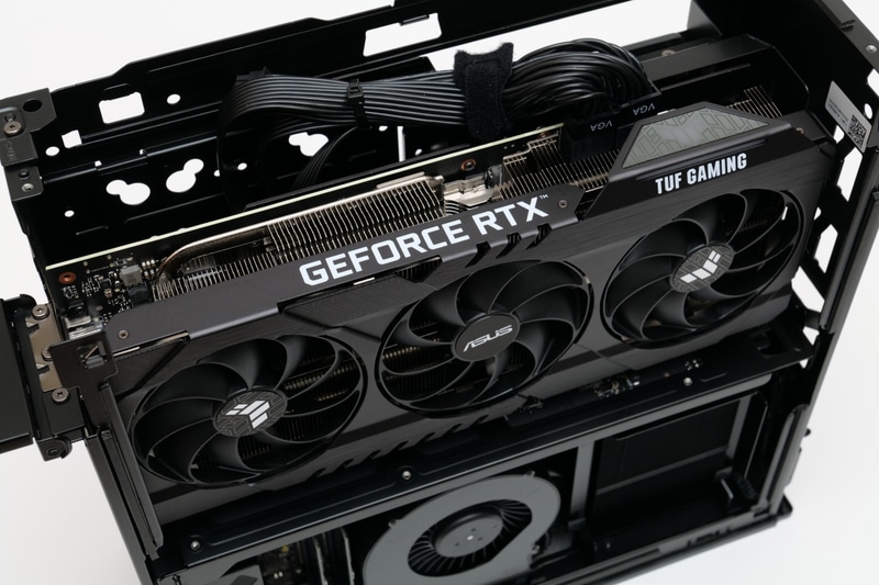 あとは通常の手段でグラフィックボードを装着、換装することが可能だ