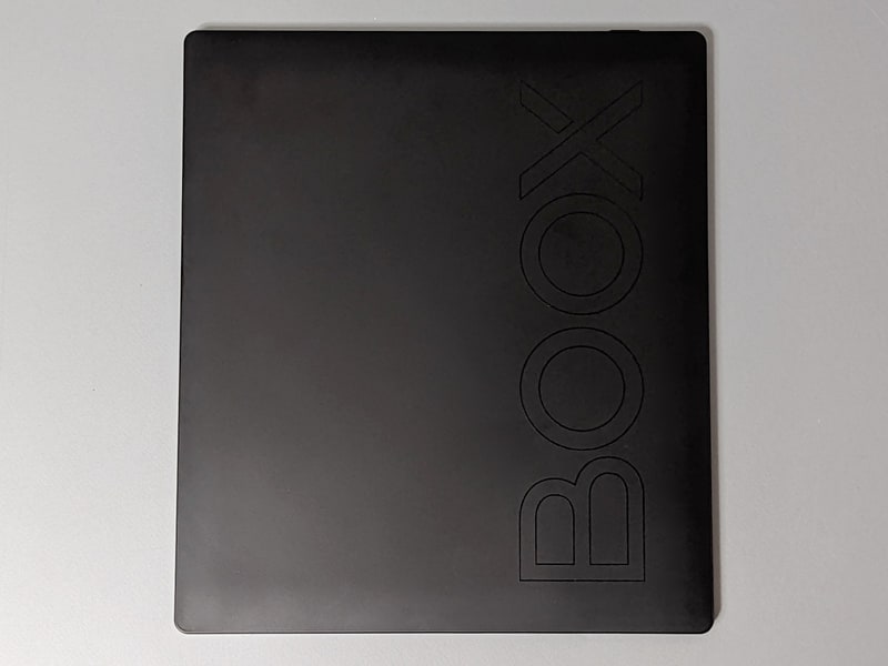 背面。中央にかけて緩やかに膨らんでいる。BOOXロゴが特徴的
