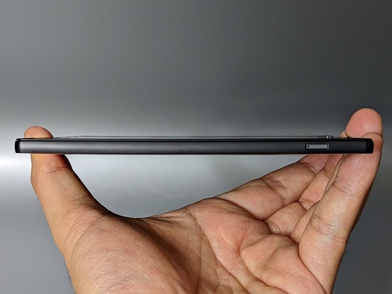 電源ボタンは短辺側に配置されている。反対側には何もない