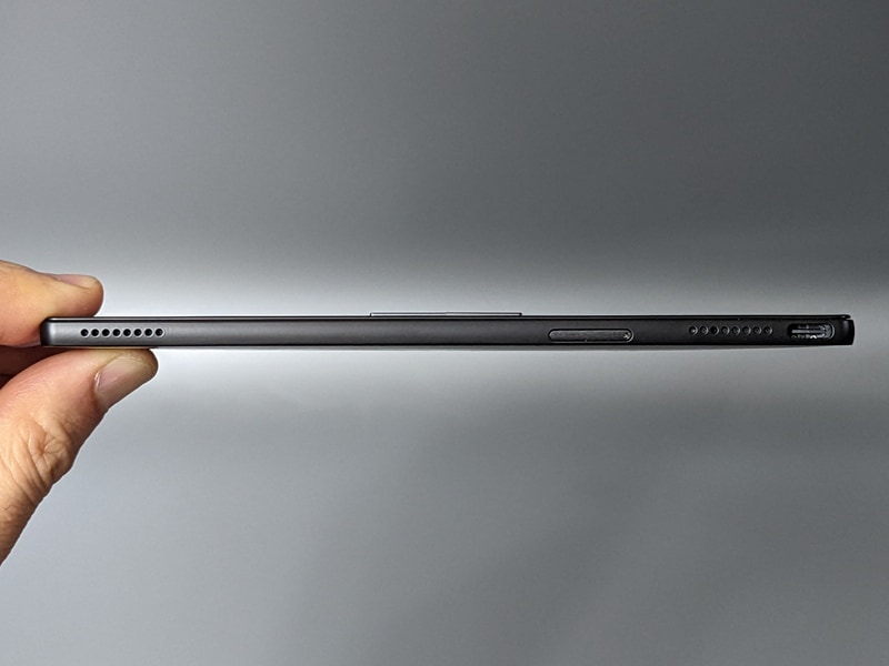 USB Type-Cポートは長辺側に配置。この面にはスピーカーやカードスロットもある