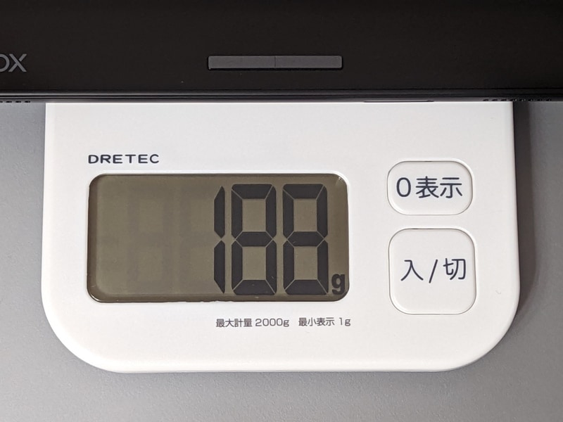 重量は実測188g。ちなみにホワイトモデルは公称170gと軽量だ