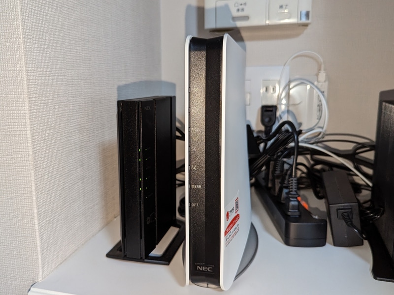 元のルーター(左側)と比べるとかなり大きいが、設置面積はさほど変わらない
