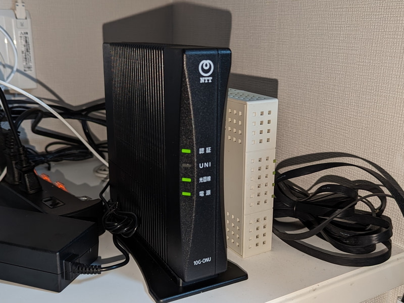 新たに設置された10Gbps対応ONU(左)も、旧ONU(右)より一回り大きい