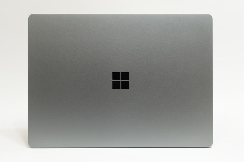 筐体は全体がマット調の加工が施されているが、天板中央には光沢処理のWindowsロゴが用意されており、いいアクセントになっている