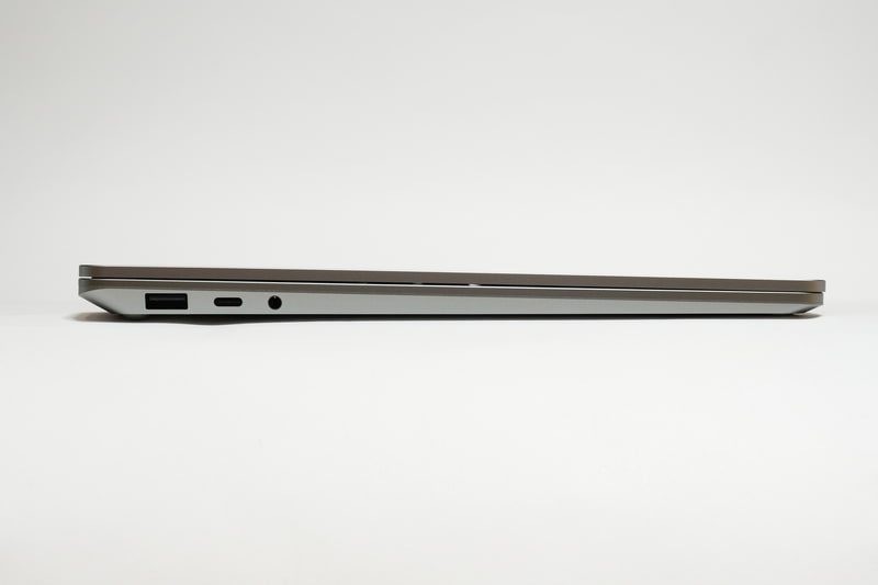 左側面。筐体は前方から後方に向かって厚さが増しているが、かなりの薄型だ