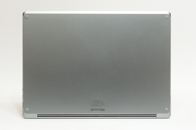 底面。底面も四隅のゴム足やMicrosoftロゴ、技適マークなどが印刷されているだけで、無駄なものが極限までそぎ落とされている